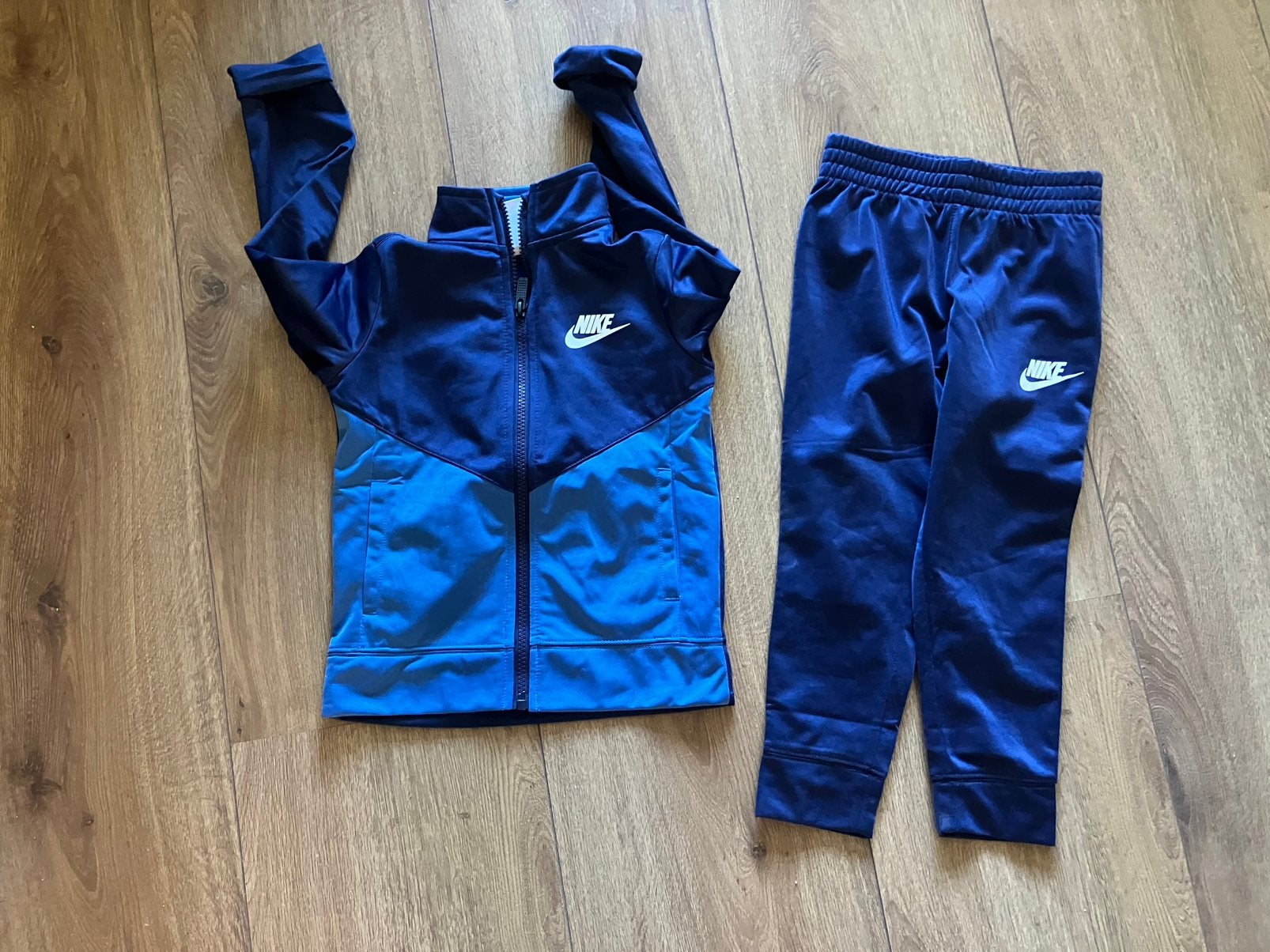 Nieuw Nike trainingspakje maat 98/104 nieuwprijs 44,9@, Kinderen en Baby's, Kinderkleding | Maat 98, Ophalen of Verzenden, Nieuw