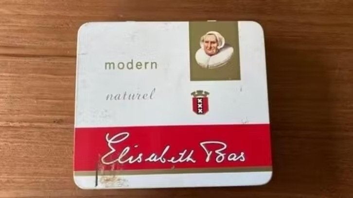Blikje Elisabeth Bas - 20 sigaren- modern naturel ( boxtel), Ophalen of Verzenden, Gebruikt, Tabaksdoos of Verpakking