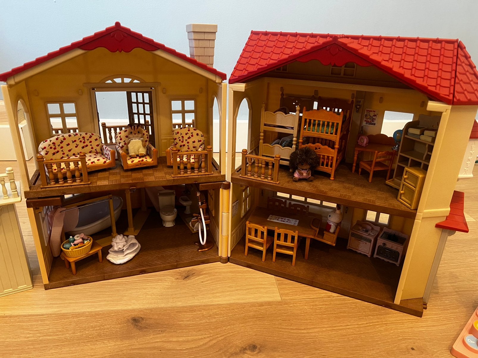 Sylvanian families huis met meubels en figuren, Ophalen, Zo goed als nieuw, Poppenhuis