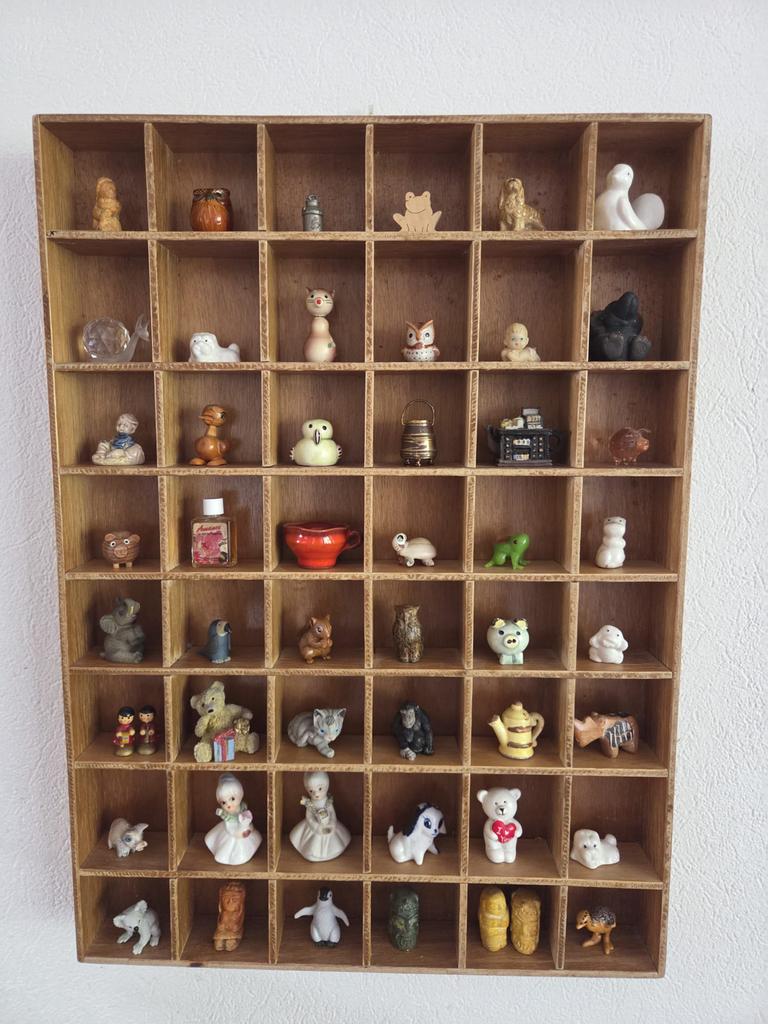 Houten letterbak met diverse beeldjes, Ophalen, Gebruikt