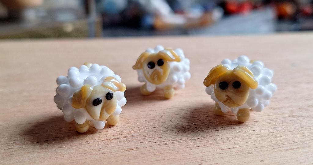 3 x handgemaakte lampwork glas kraal " schaap ", Verzenden, Nieuw, Kraal