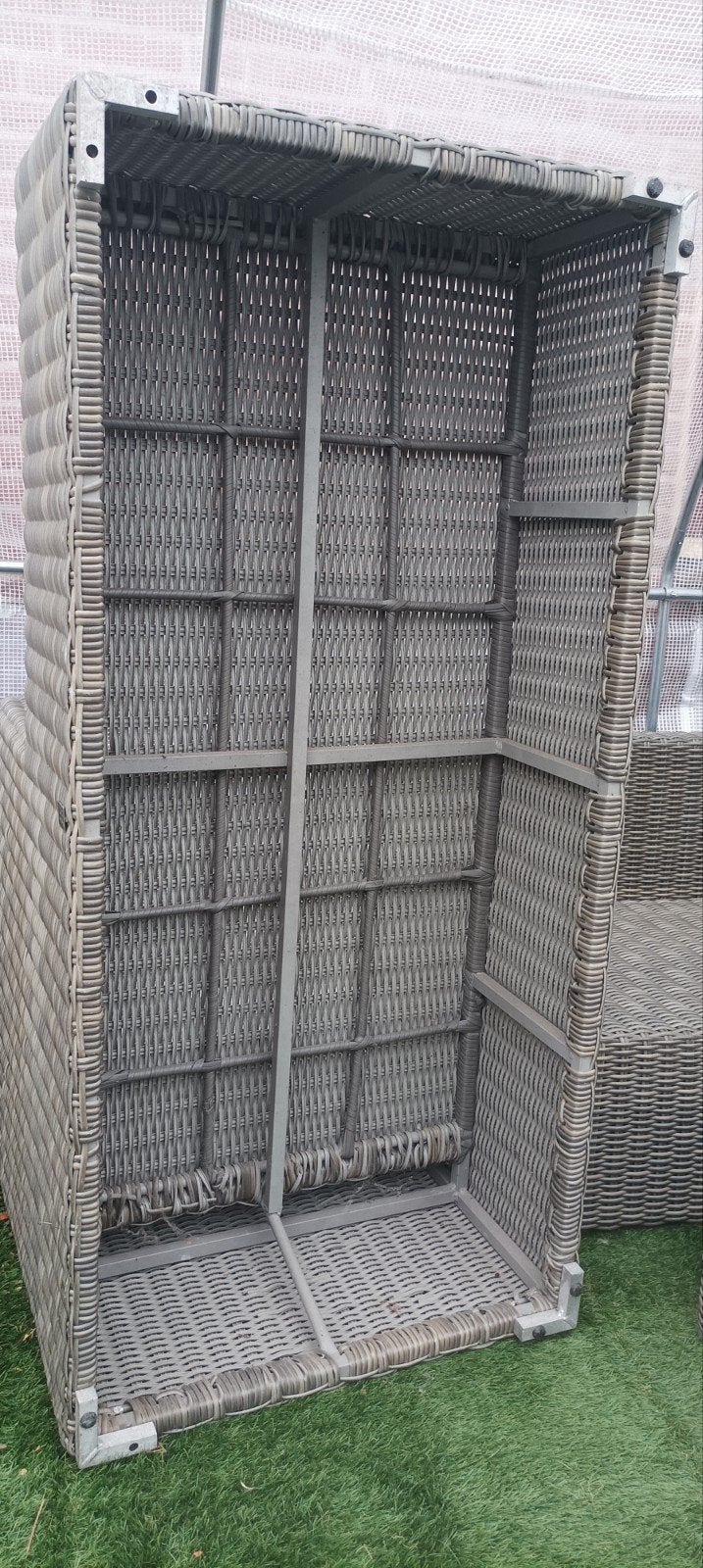 Foto 3 van Grijze wicker loungeset met hocker en gratis kussens