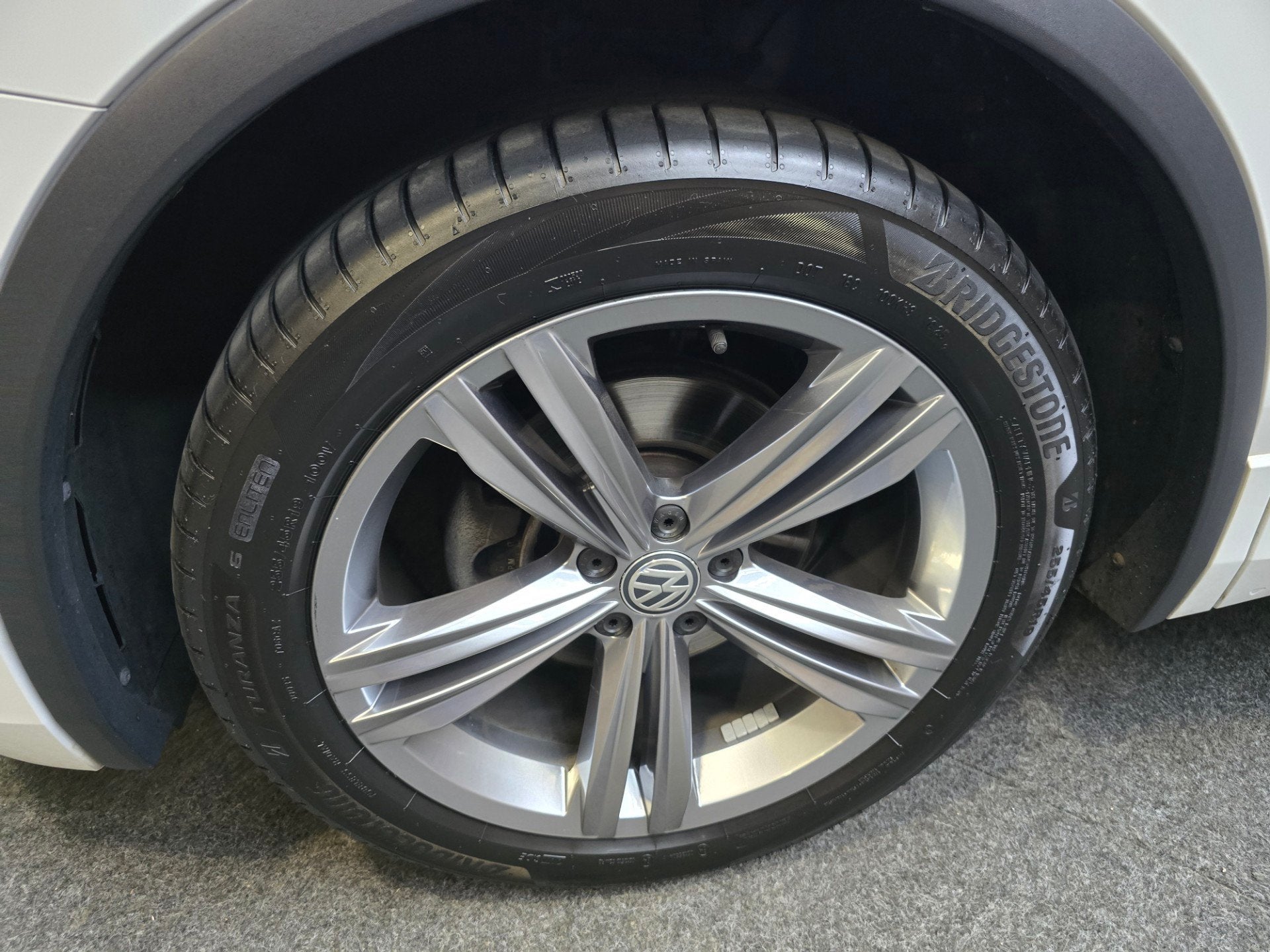 Volkswagen Tiguan 1.5 TSI ACT Highline Business R- Line LED, 15 km/l, 4 cilinders, 150 pk, Leder en Stof