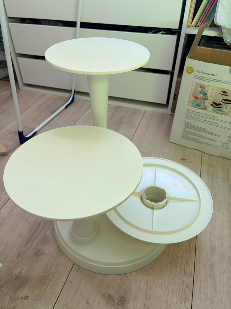 Wilton 3-Tier Dessert Stand - Wit, Huis en Inrichting, Woonaccessoires | Etagères, Ophalen of Verzenden, Gebruikt