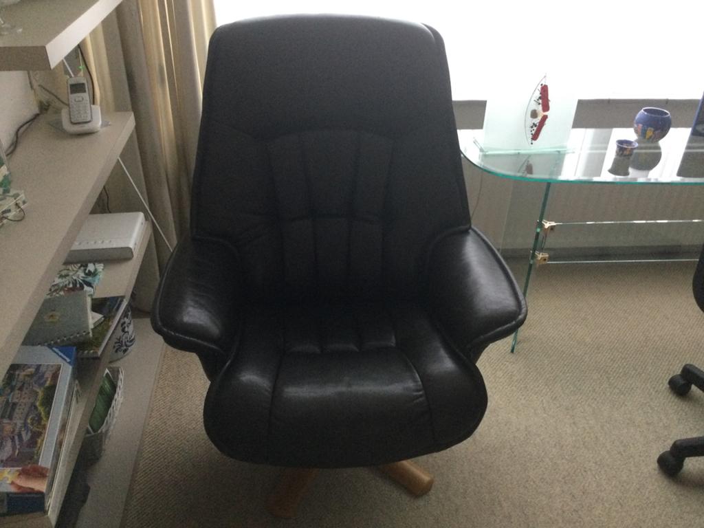 Comfortabele zwarte leren draaifauteuil met houten onderstel, Huis en Inrichting, Stoelen, Ophalen, Gebruikt, Zwart, Leer