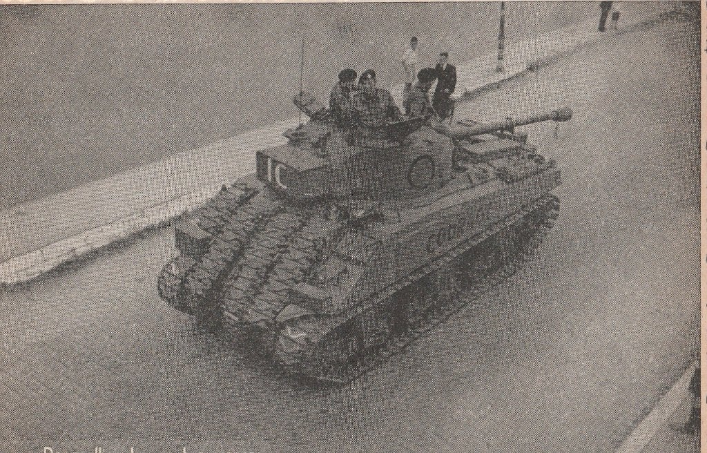 ROTTERDAM BRITSE TANK ? MEI 1945  nr  625 c kramer fotograaf, Verzenden, Landmacht, Nederland, Foto of Poster