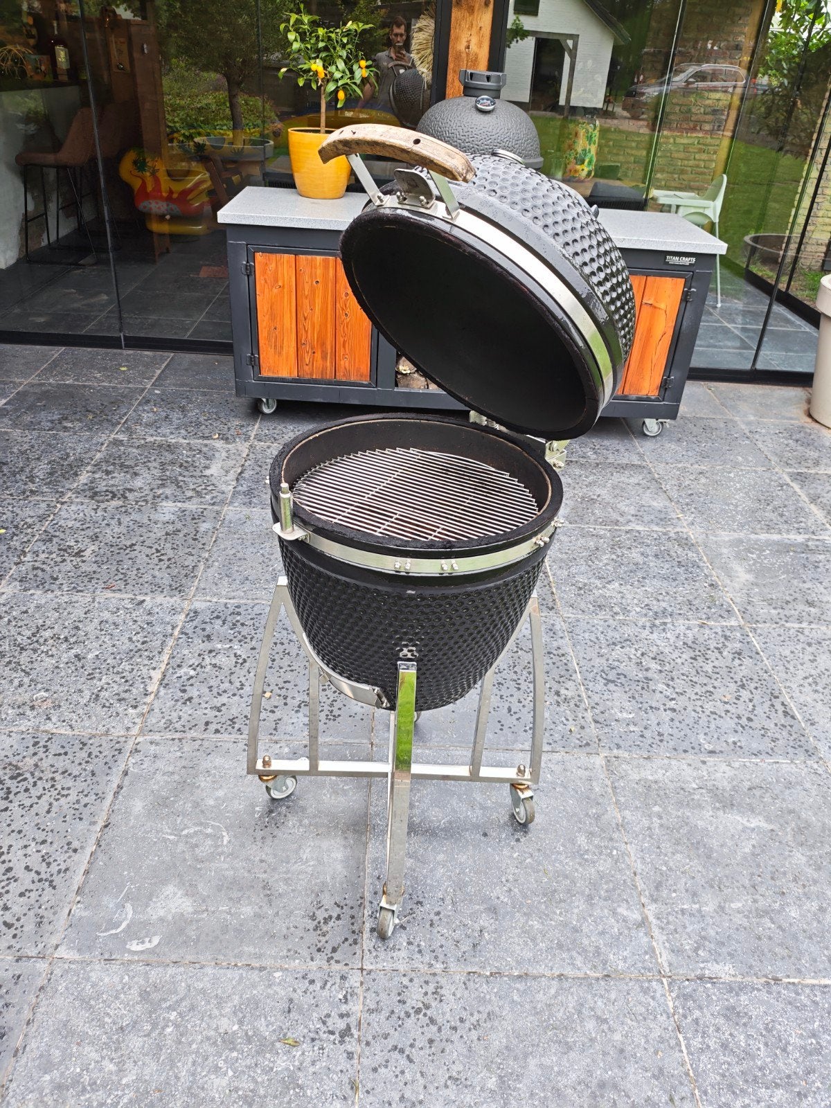 Kamado large egg keramische BBQ zwart op onderstel, Ophalen, Gebruikt, Kamado