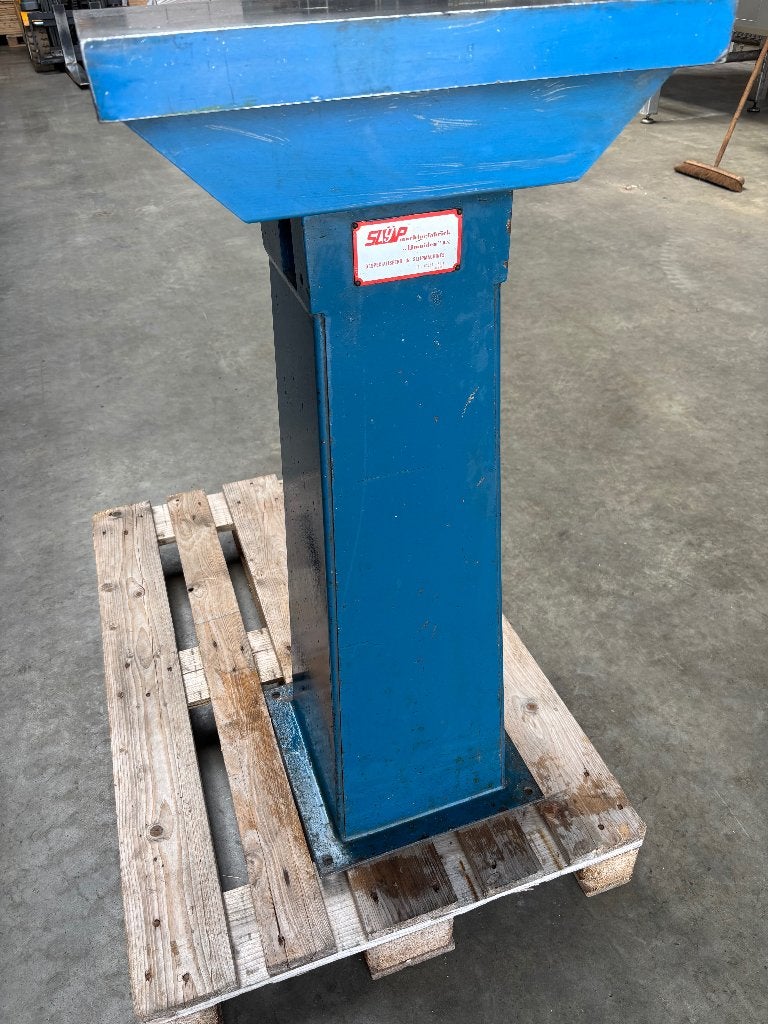 Meettafel op zware stalen voet, Ophalen, Gebruikt