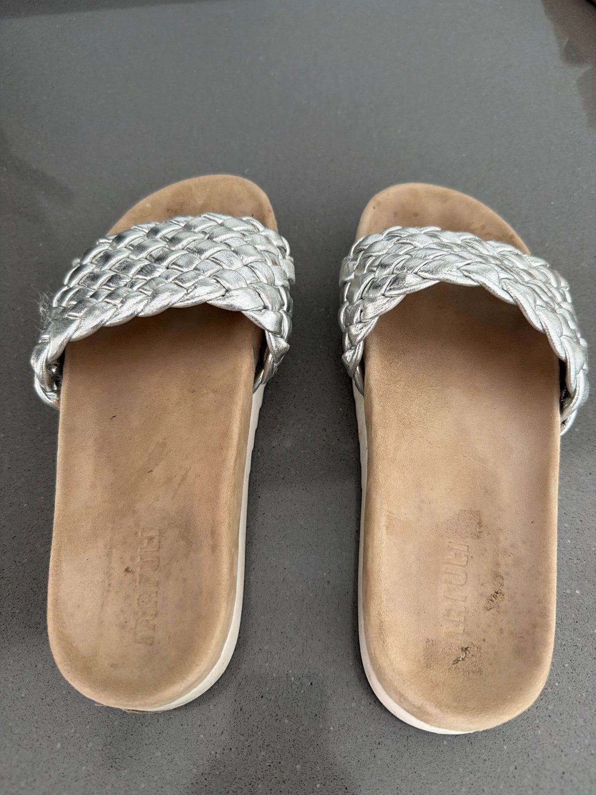 Maruti slippers zilver maat 38, Kleding | Dames, Schoenen, Gedragen, Slippers, Overige kleuren, Ophalen of Verzenden