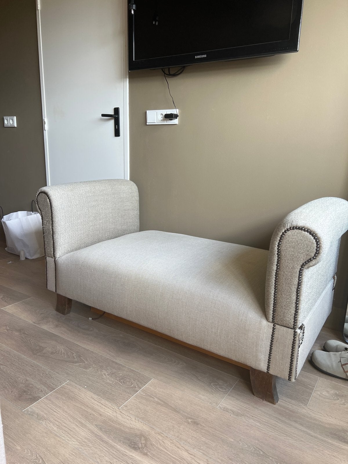 Stijlvolle beige chaise longue met nageltrim, Ophalen, Gebruikt, Eenpersoons, 150 tot 200 cm