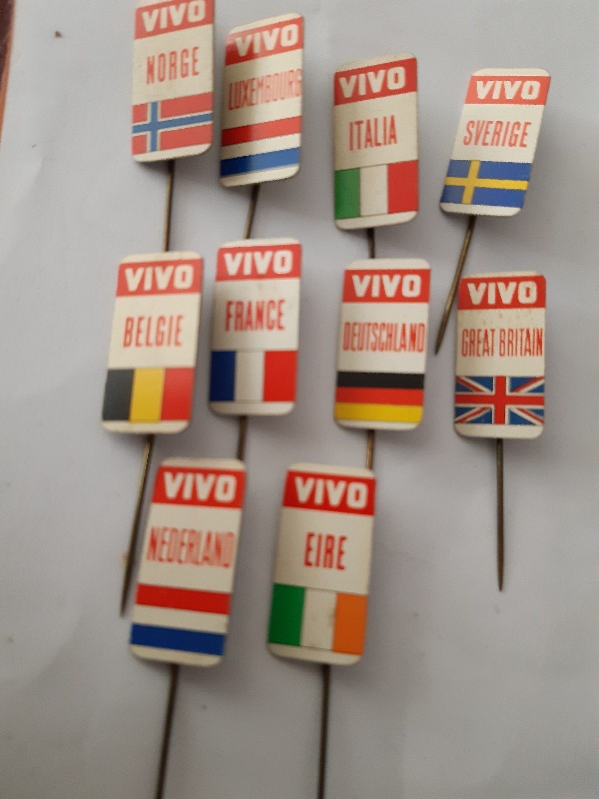 10 Speldjes VIVO vlaggen, Ophalen of Verzenden, Zo goed als nieuw, Stad of Land, Speldje of Pin
