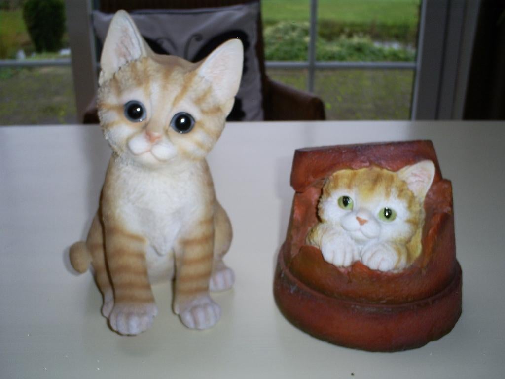 Poezen / katten beeldjes van kunststof 2 stuks, Ophalen of Verzenden, Zo goed als nieuw, Kunststof