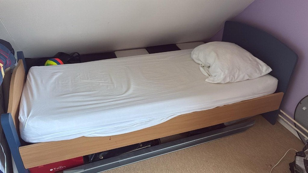 Bed, eenpersoons, Huis en Inrichting, Slaapkamer | Bedden, Ophalen, 90 cm, Eenpersoons, Blauw