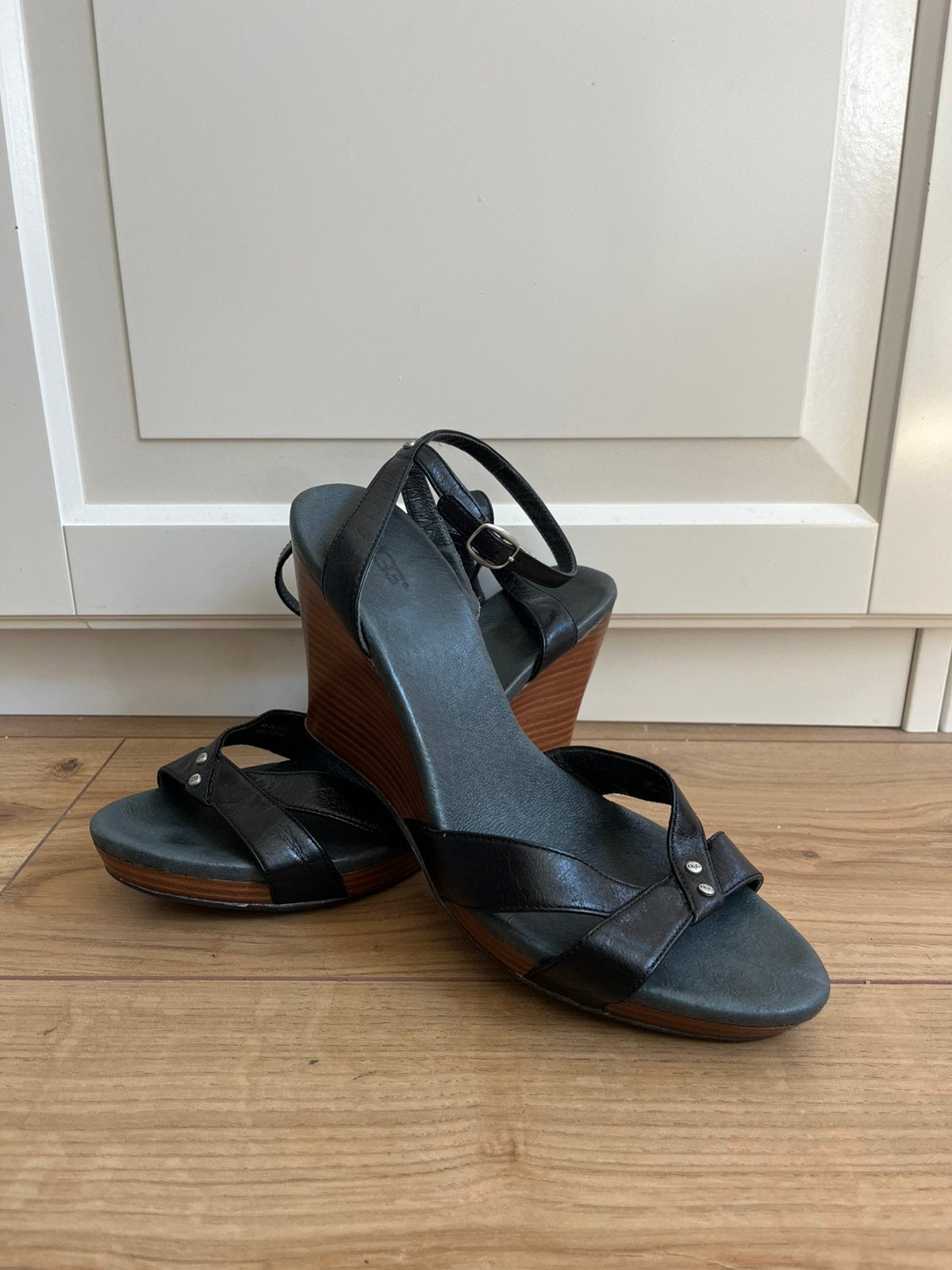 UGG sleehak maat 39, Kleding | Dames, Schoenen, Zwart, Zo goed als nieuw, Sandalen of Muiltjes, Ophalen of Verzenden