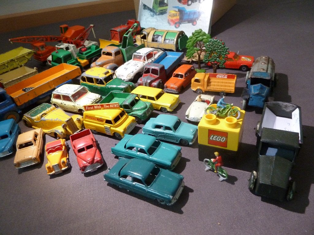 DINKY TOYS - LESNEY - DINKY DUBLO - LION CAR + KENNISGEVING, Ophalen of Verzenden, Gebruikt, Auto, Dinky Toys