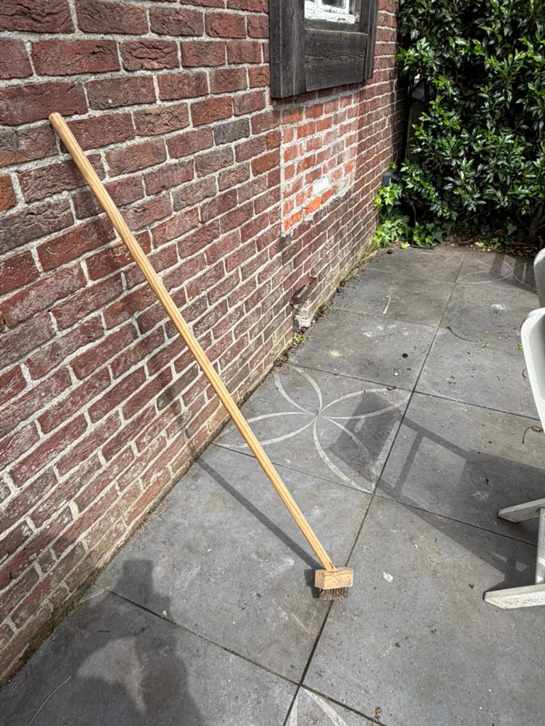 Lange onkruidborstel met houten steel, Doe-het-zelf en Verbouw, Ophalen of Verzenden, Gebruikt