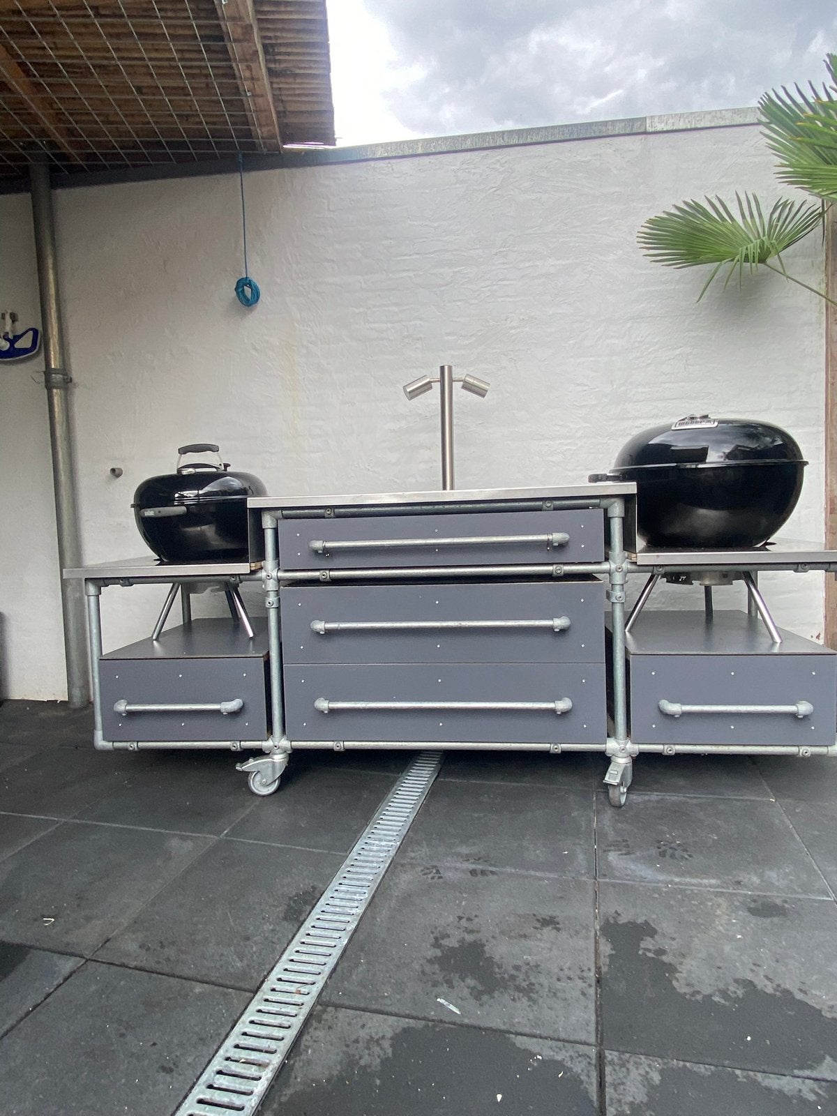 Buitenkeuken met weber bbq, Tuin en Terras, Buitenkeukens, Ophalen, Zo goed als nieuw, Houtskool, Vrijstaand