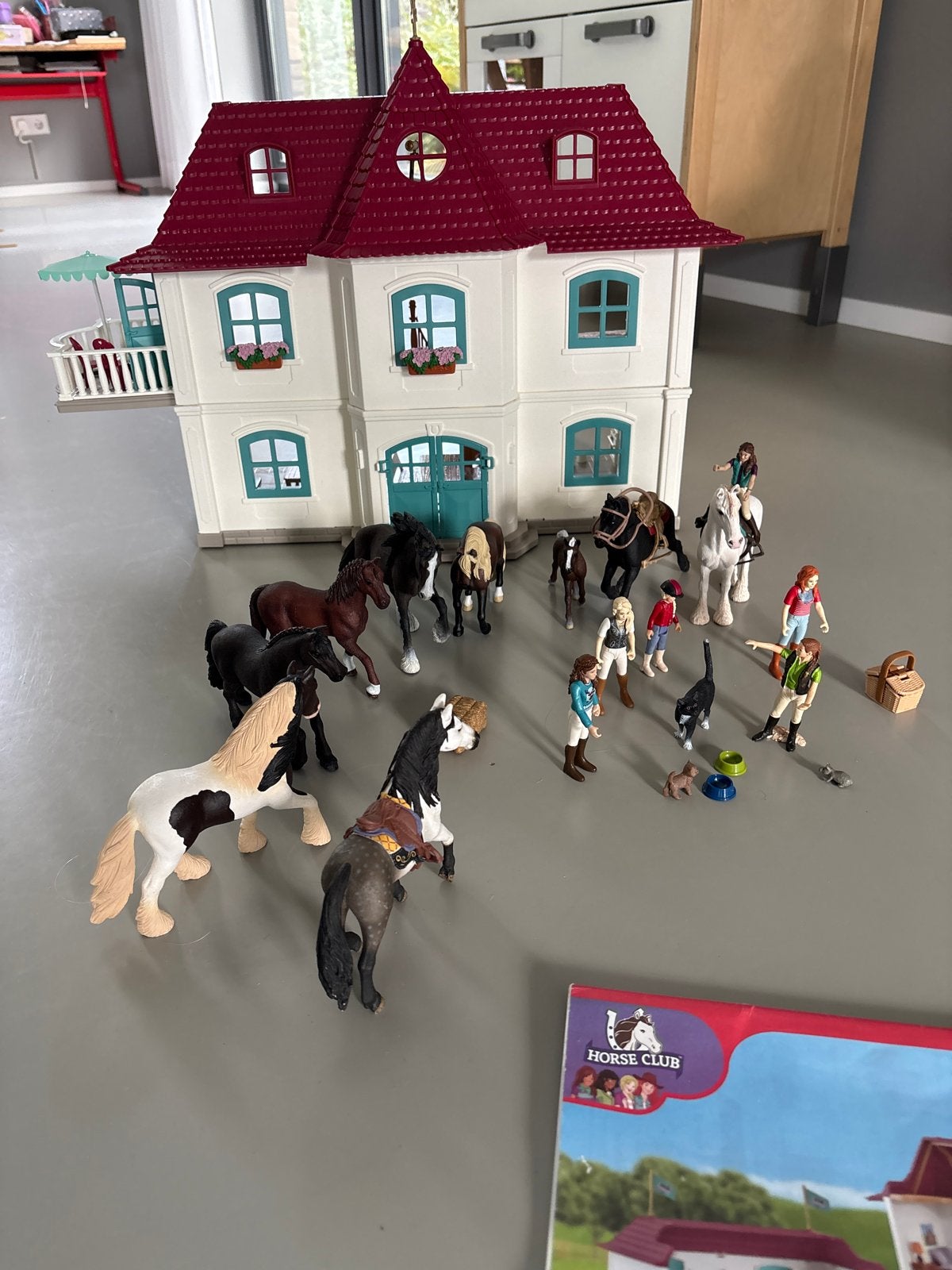 Schleich Horse Club groot huis met veel paarden en figuren, Ophalen of Verzenden, Gebruikt, Poppenhuis