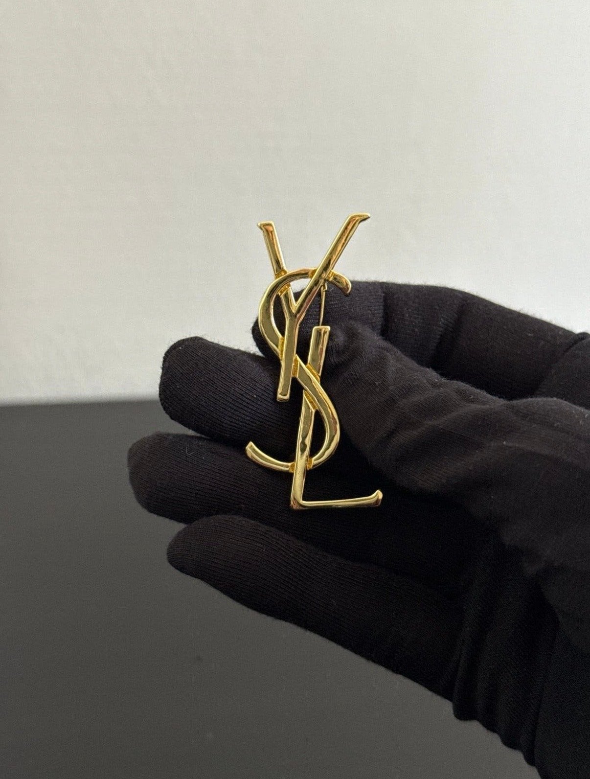 Saint Laurent YSL Broche Goudkleurig, Overige materialen, 4 tot 7 cm, Nieuw, Ophalen of Verzenden