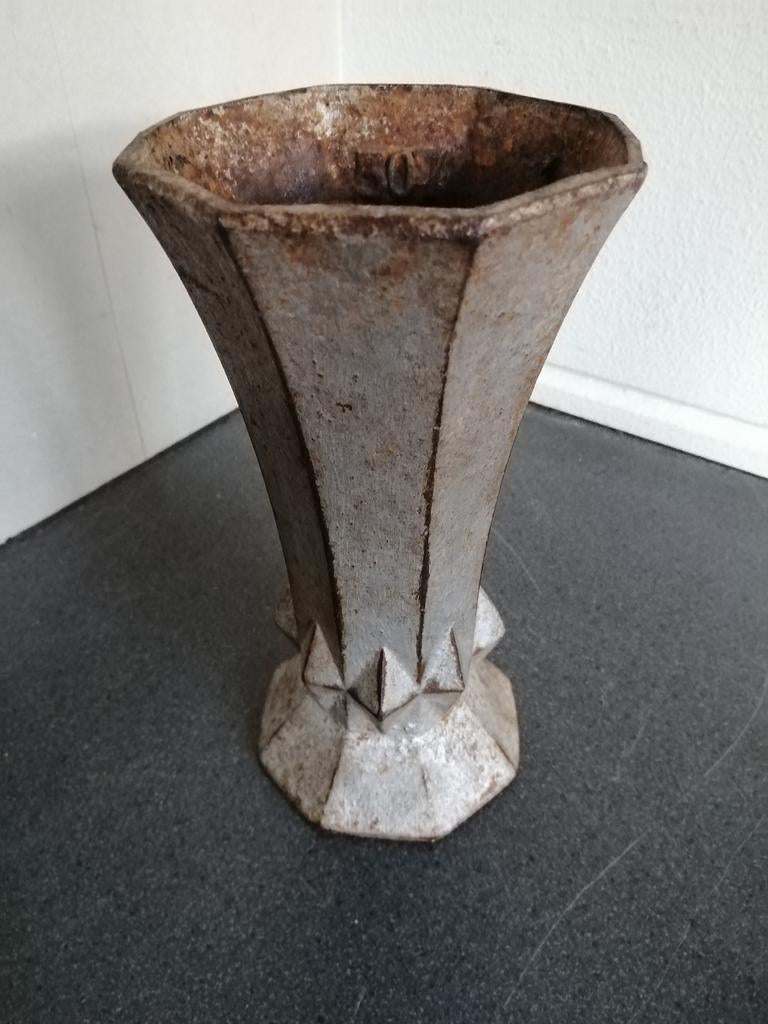 ART DECO JAREN 30 GIETIJZEREN VAAS GEMERKT 21X11 CM TOPSTAAT, Antiek en Kunst, Antiek | Vazen, Ophalen of Verzenden