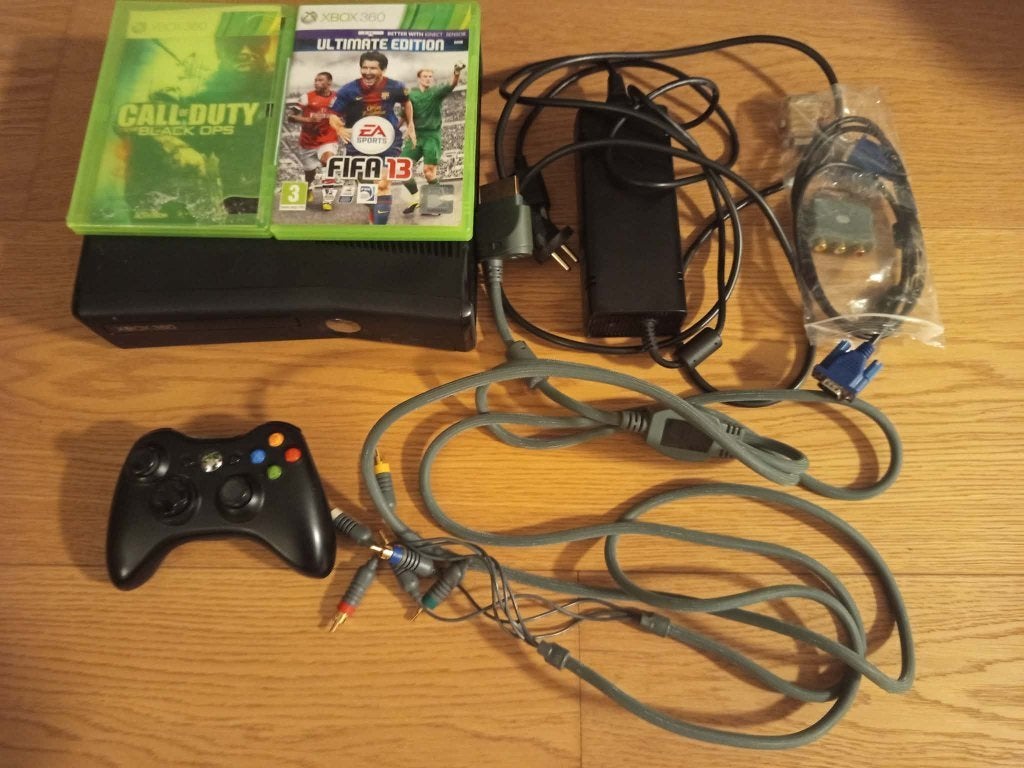 Xbox 360 Slim 4GB + 2 games + 1 controller, 4 GB, Met 2 controllers, Ophalen of Verzenden, Zo goed als nieuw
