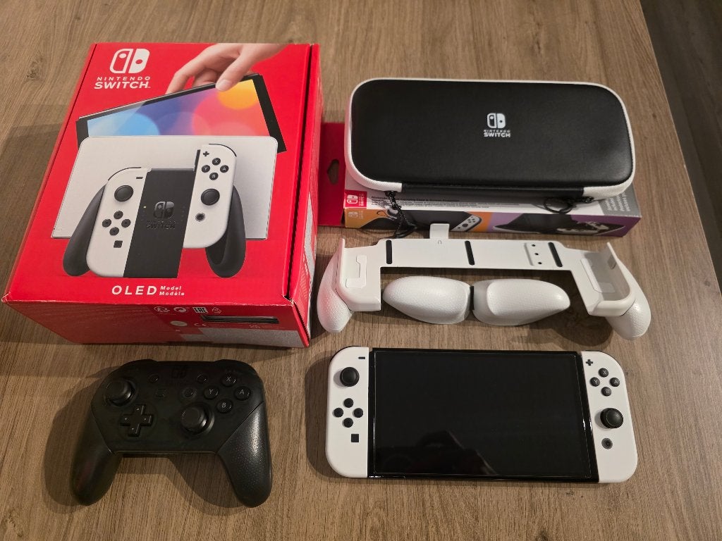 Nintendo Switch OLED + Case + Grip + Pro Controller COMPLEET, Spelcomputers en Games, Spelcomputers | Nintendo Switch, Zo goed als nieuw