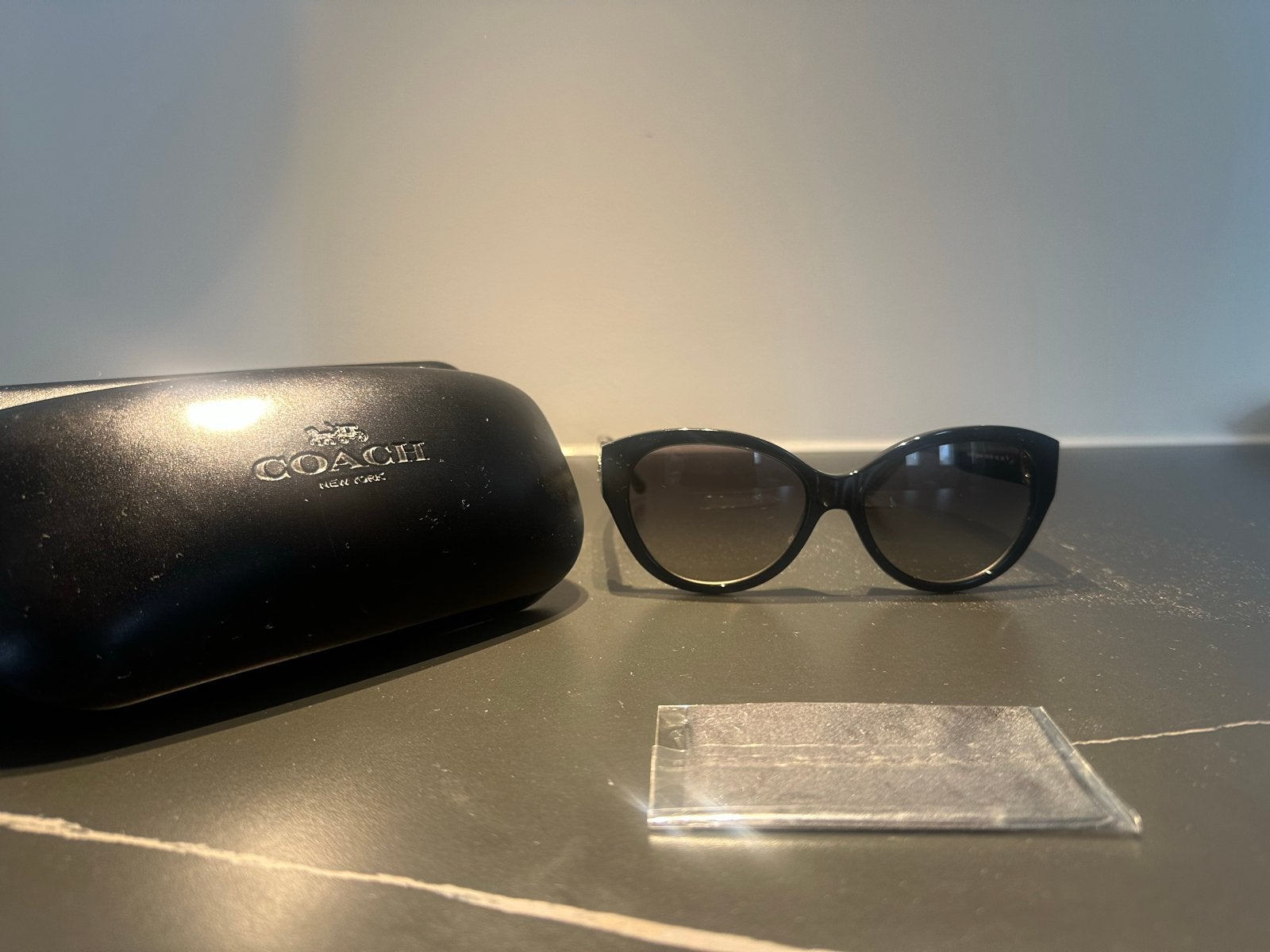 Coach Zwarte Cat-Eye Zonnebril met Harde Koker, Overige merken, Zonnebril, Zwart, Ophalen of Verzenden