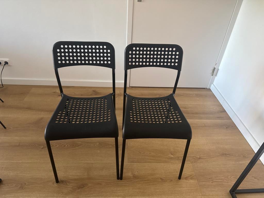 2 IKEA SANDSBERG Eetkamerstoelen, zwart, Ophalen, Kunststof, Zwart, Zo goed als nieuw