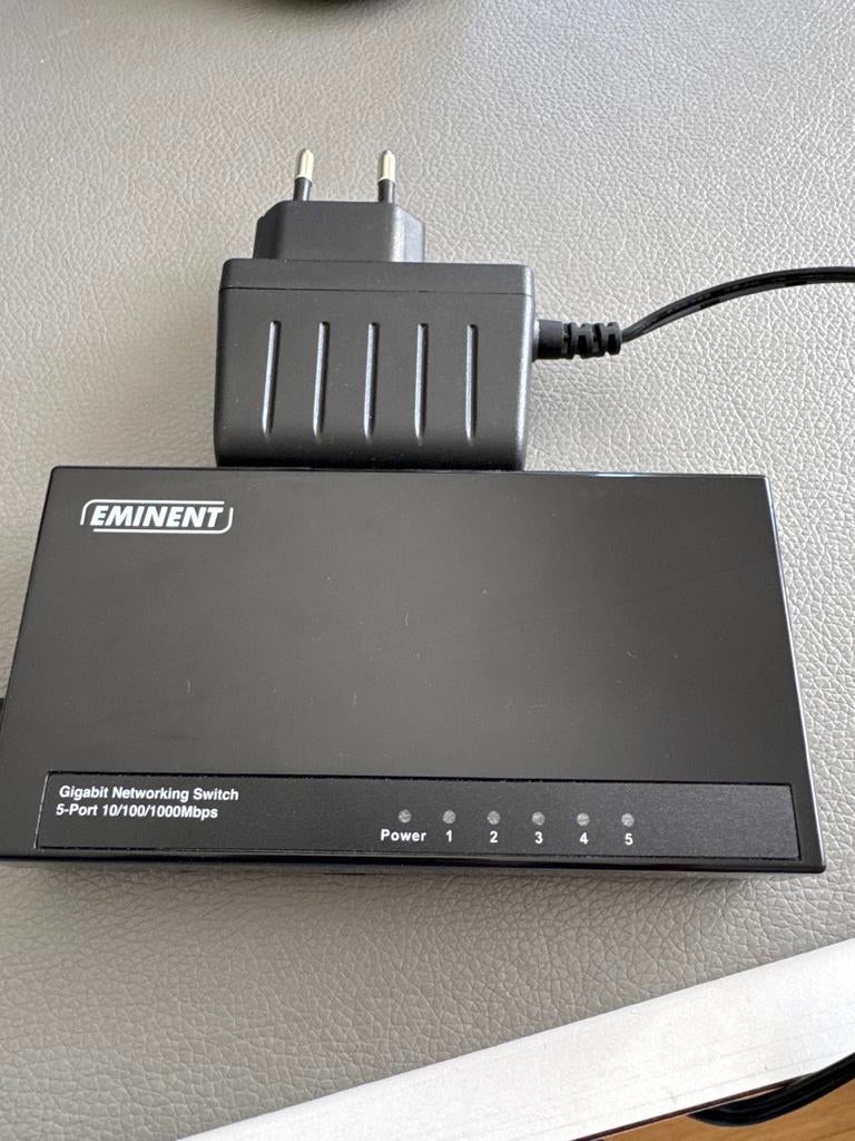 Eminent EM4441 R2 5-Poorts Gigabit Netwerk Switch, Ophalen of Verzenden, Zo goed als nieuw