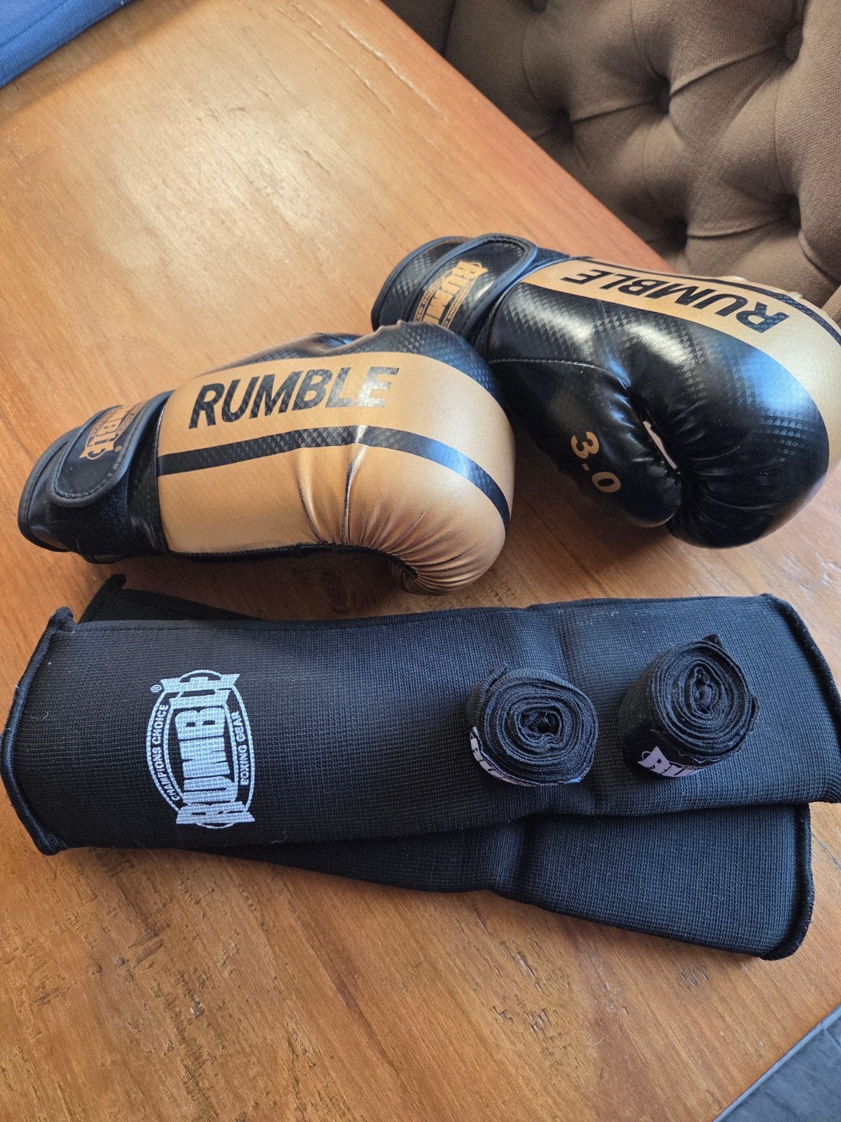 Rumble bokshandschoenen, bandages en scheenbeschermers, Ophalen of Verzenden, Zo goed als nieuw, Bokshandschoenen