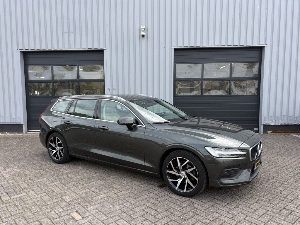 Volvo V60 2.0 D4 Momentum Pro. Adapt. Cruise I Leer I All-in, Auto's, Gebruikt, Euro 6, Diesel, 22 km/l