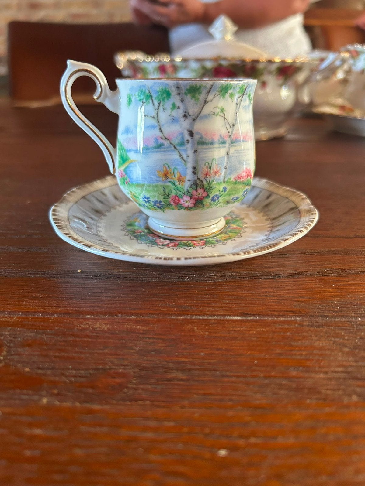 Vintage theekopje met schotel - Bloemen en berkenboom, Ophalen of Verzenden