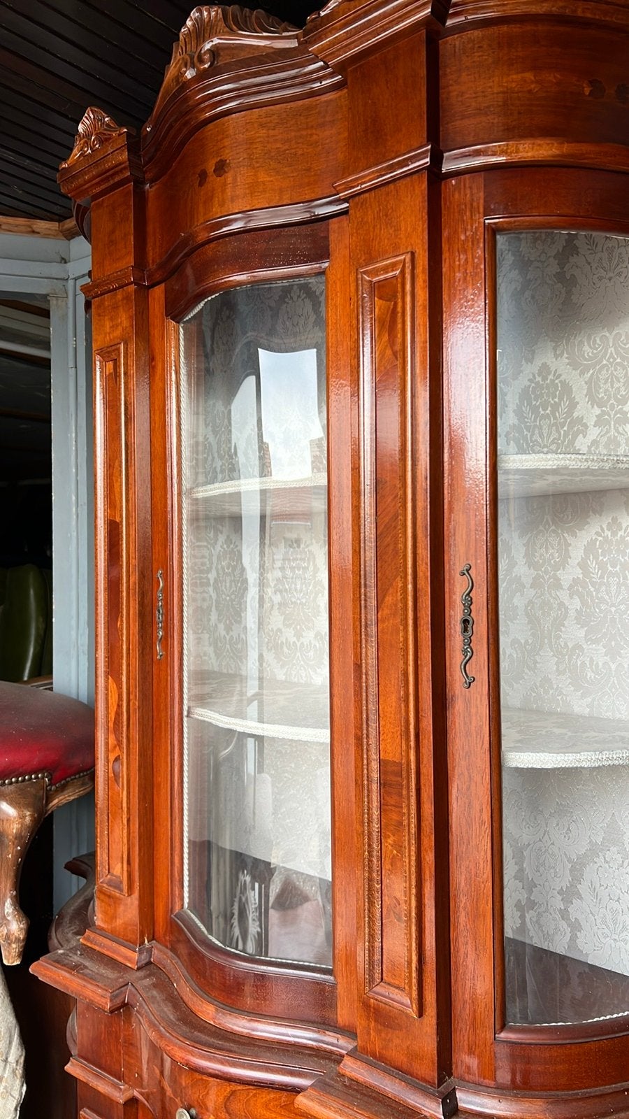 Klassieke kersenhouten vitrinekast met inlegwerk, Huis en Inrichting, Kasten | Vitrinekasten, Ophalen, Gebruikt, 100 tot 150 cm