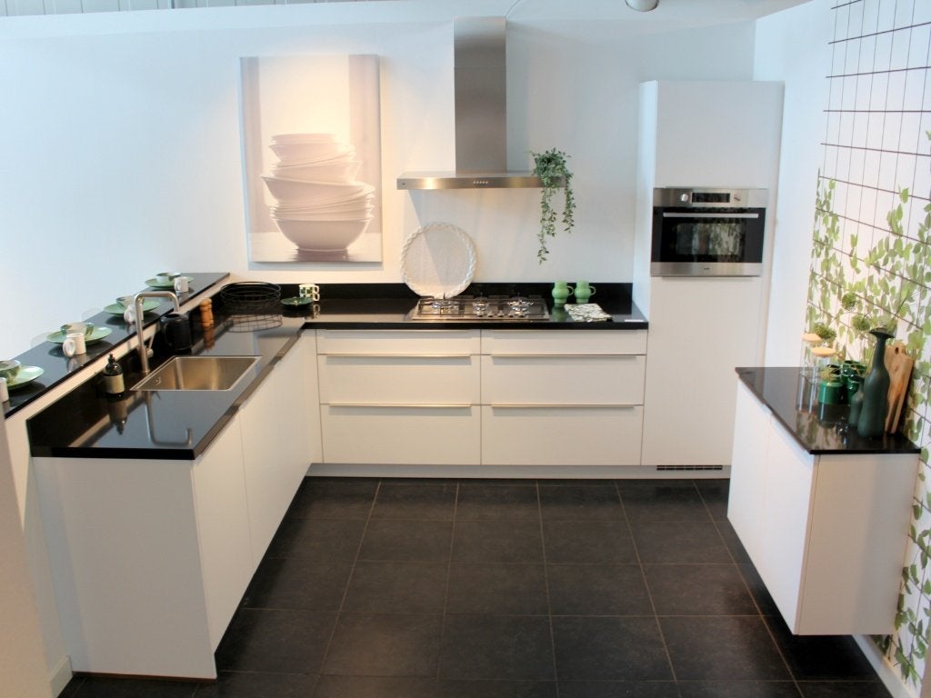 HU7 Moderne hoekkeuken met composiet werkblad & apparatuur, Huis en Inrichting, Ophalen, Nobilia-Werke J. Stickling GmbH & Co. KG