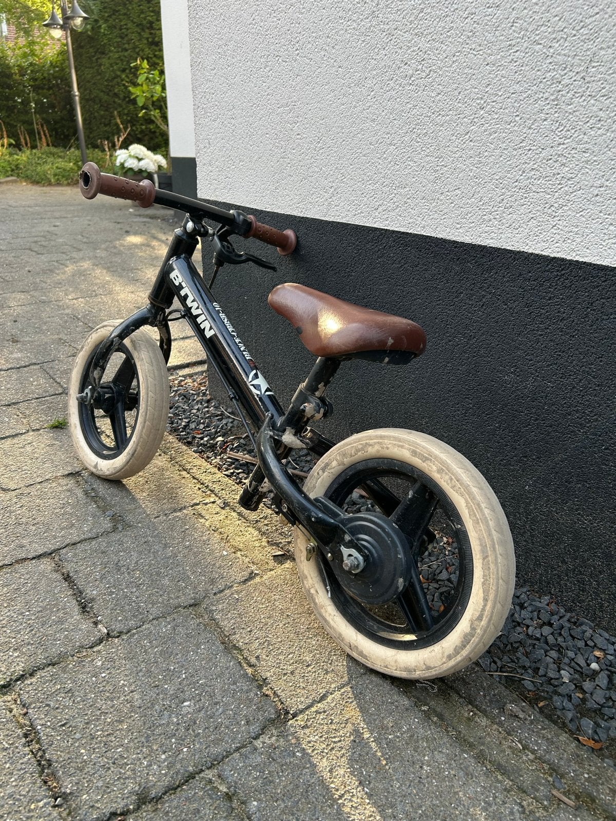 B'Twin loopfiets zwart met bruin zadel, Ophalen of Verzenden, Gebruikt, Velgrem, Minder dan 16 inch