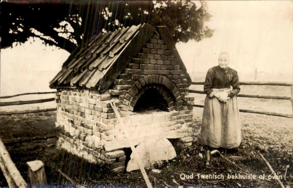 Oud Twentsch bakhuisje - vrouw naast oven, Ophalen of Verzenden, 1920 tot 1940, Ongelopen, Overijssel