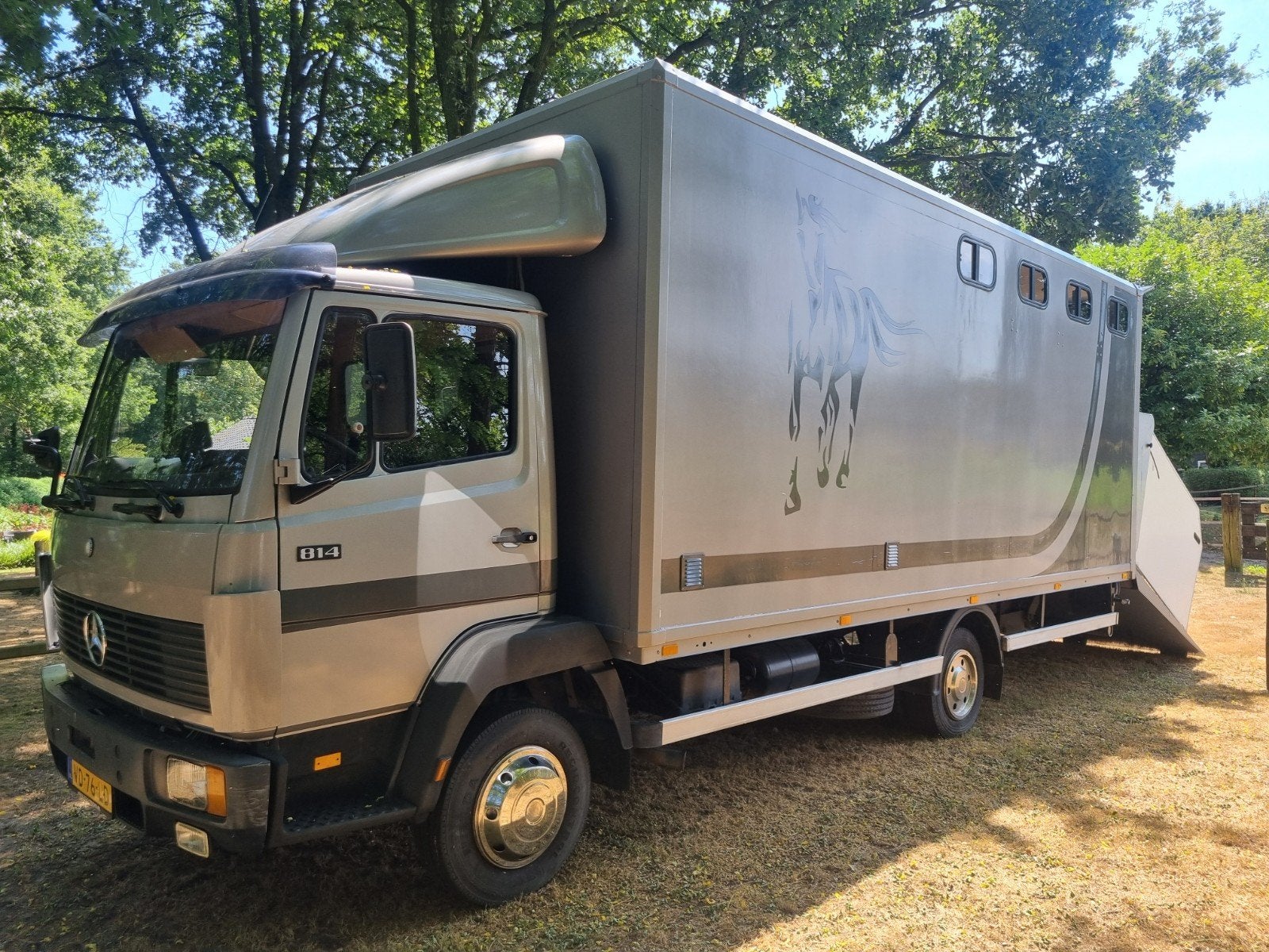 Leuke 4 paards Mercedes 814 paardenvrachtwagen met living!, Auto's, Vrachtwagens, Stof, Mercedes-Benz, Bruin, Particulier