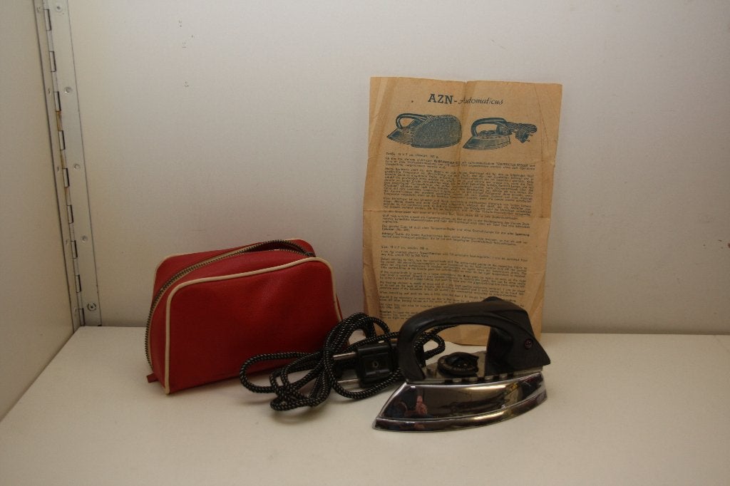 Vintage Zoeller reis strijkijzer in etui en handleiding., Ophalen of Verzenden, Gebruikt, Strijkijzer met snoer