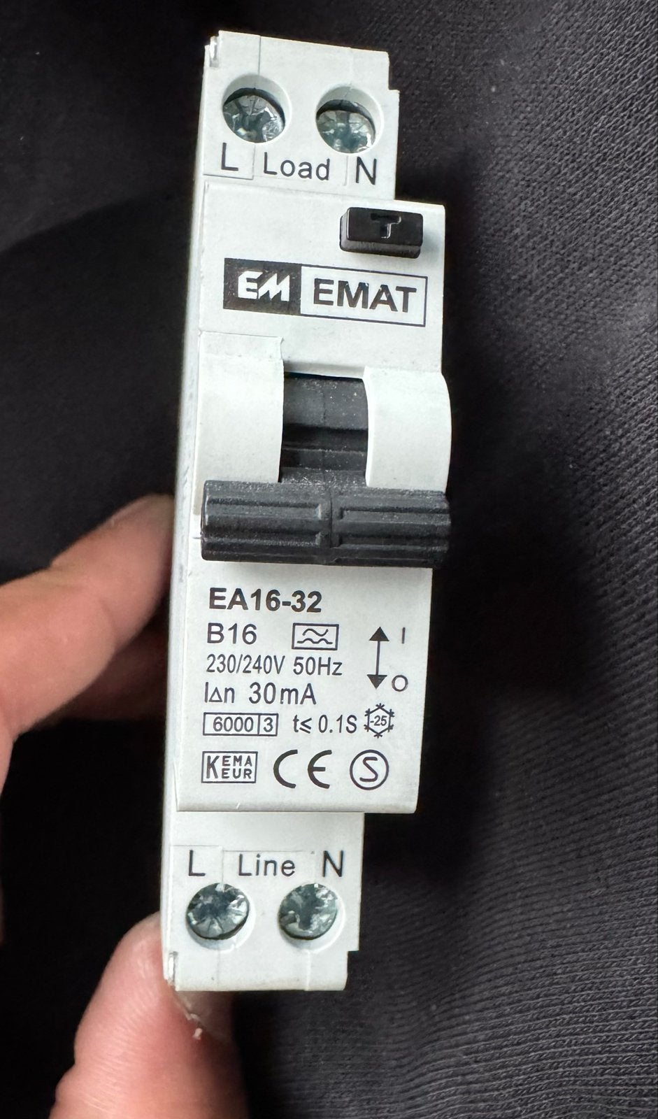 B16 30 mA emat aardlekschakelaar, Ophalen