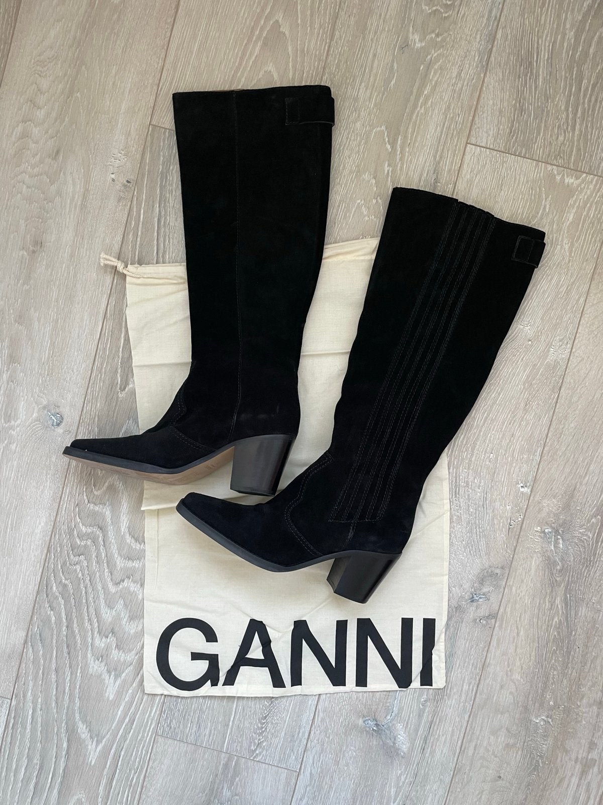 Ganni Suede Laarzen - Zwart, Maat 39, Kleding | Dames, Schoenen, Ophalen of Verzenden, Gedragen, Zwart, Hoge laarzen