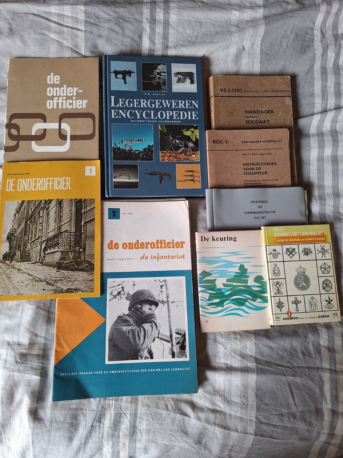 Collectie oude legerblaadjes en boeken, Boeken, Ophalen of Verzenden, Gelezen