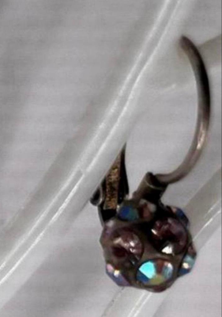 Zilverkleurige oorbellen met roze strass steentjes, Overige materialen, Hangers, Nieuw, Ophalen of Verzenden