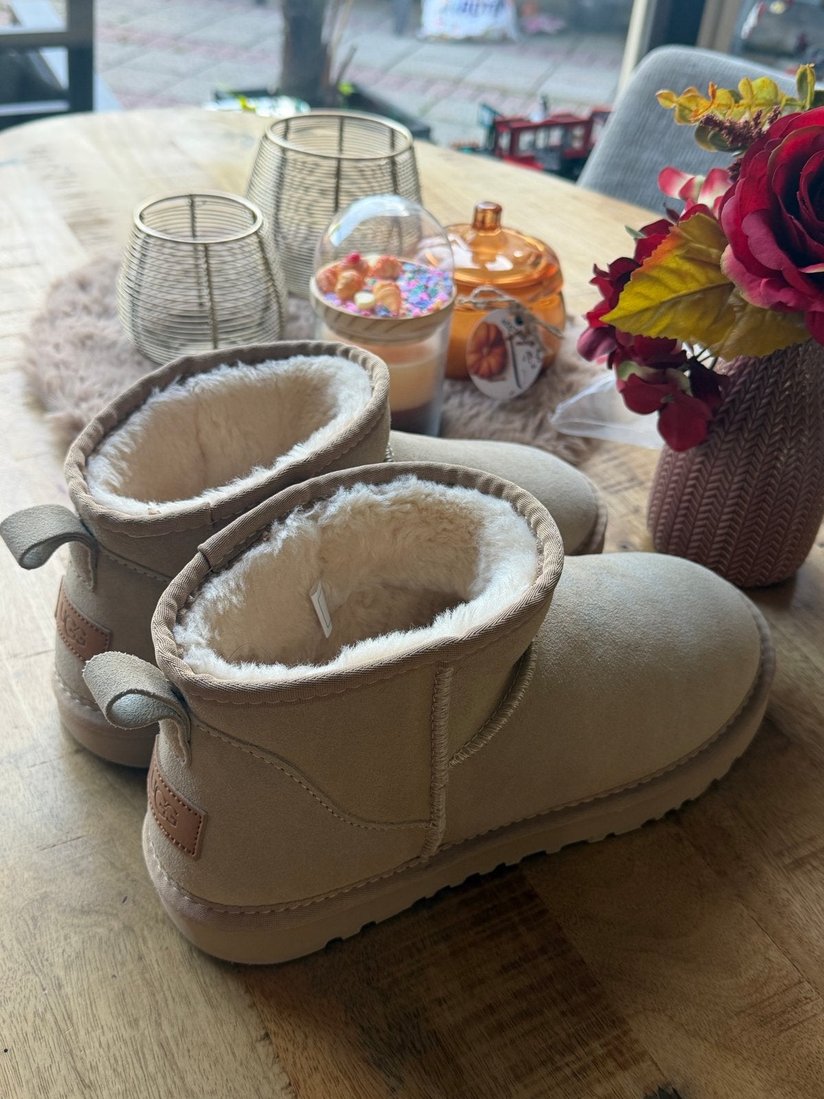 Uggs mini beige maat 43 zo goed als nieuw, Ophalen of Verzenden, Zo goed als nieuw, Beige, Lage of Enkellaarzen