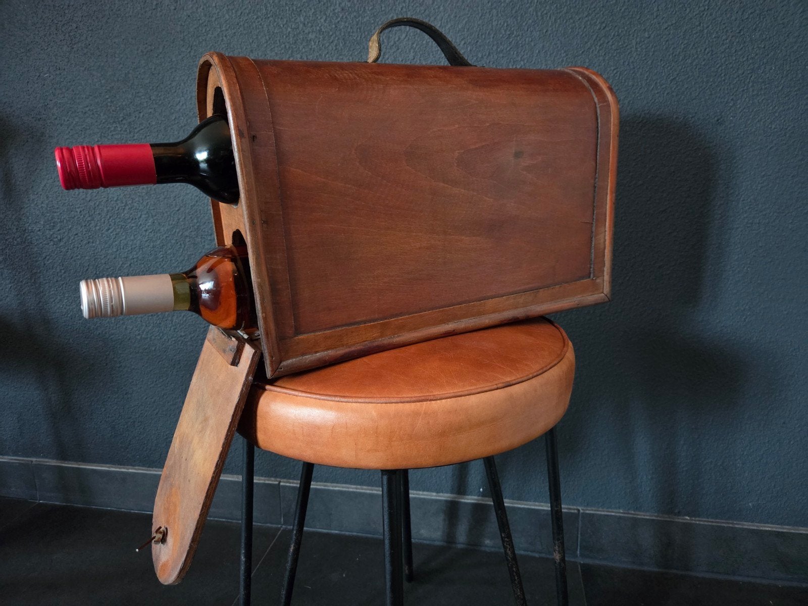 Vintage houten wijnrek voor 2 flessen met lederen handvat, Ophalen of Verzenden, Zo goed als nieuw, Minder dan 5 flessen, 5 – 50