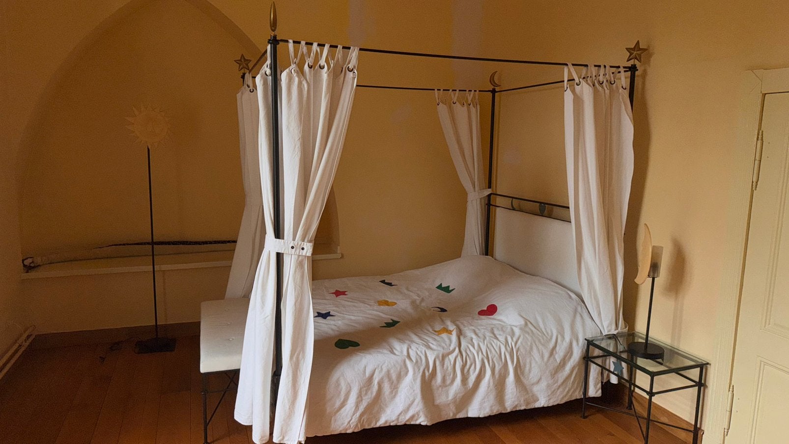 Hemelbed met stalen frame, Huis en Inrichting, Slaapkamer | Bedden, Wit, Tweepersoons, Ophalen of Verzenden, Zo goed als nieuw
