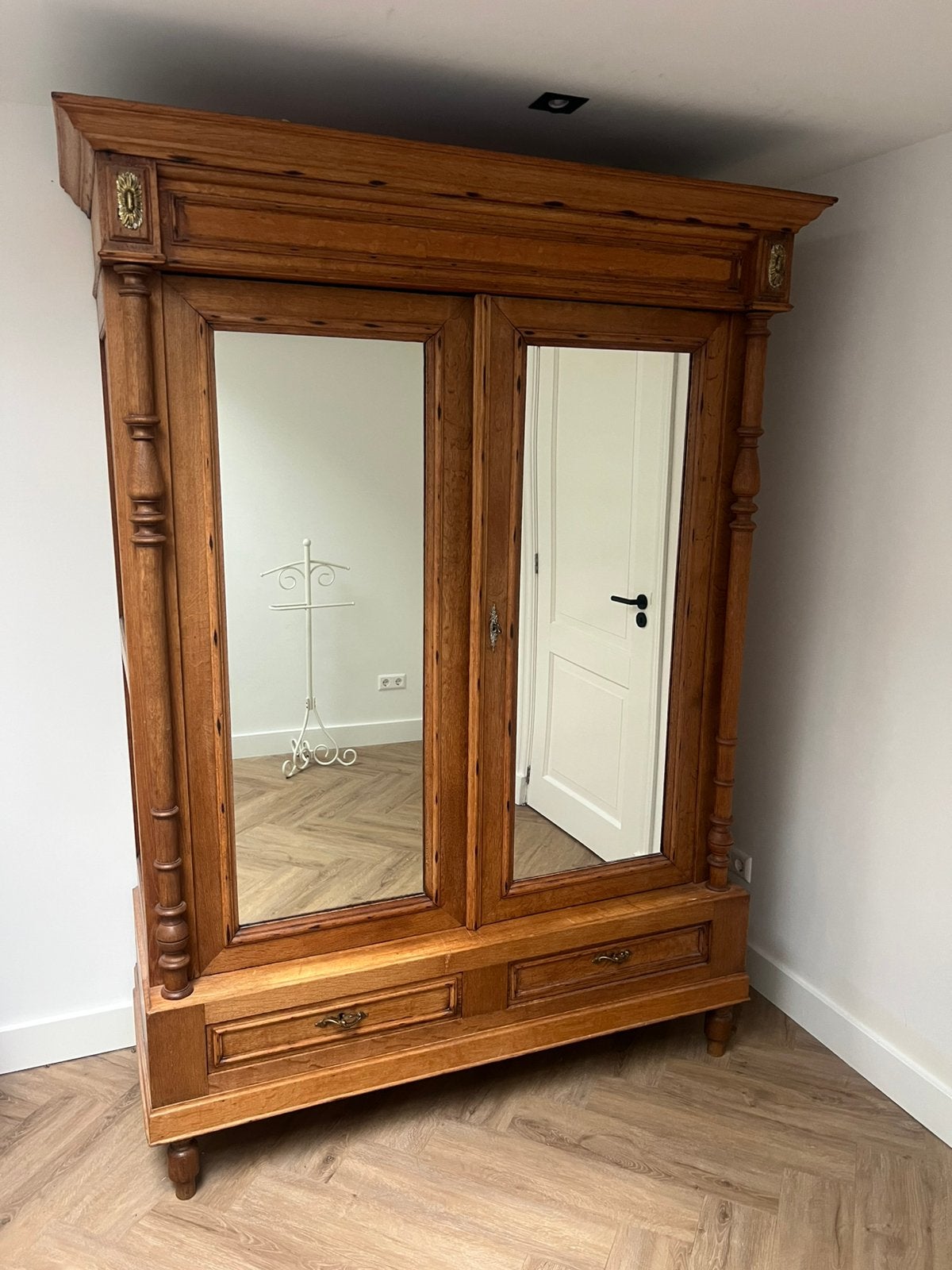 Prachtige brocante linnenkast met ornamenten, Antiek en Kunst, Ophalen