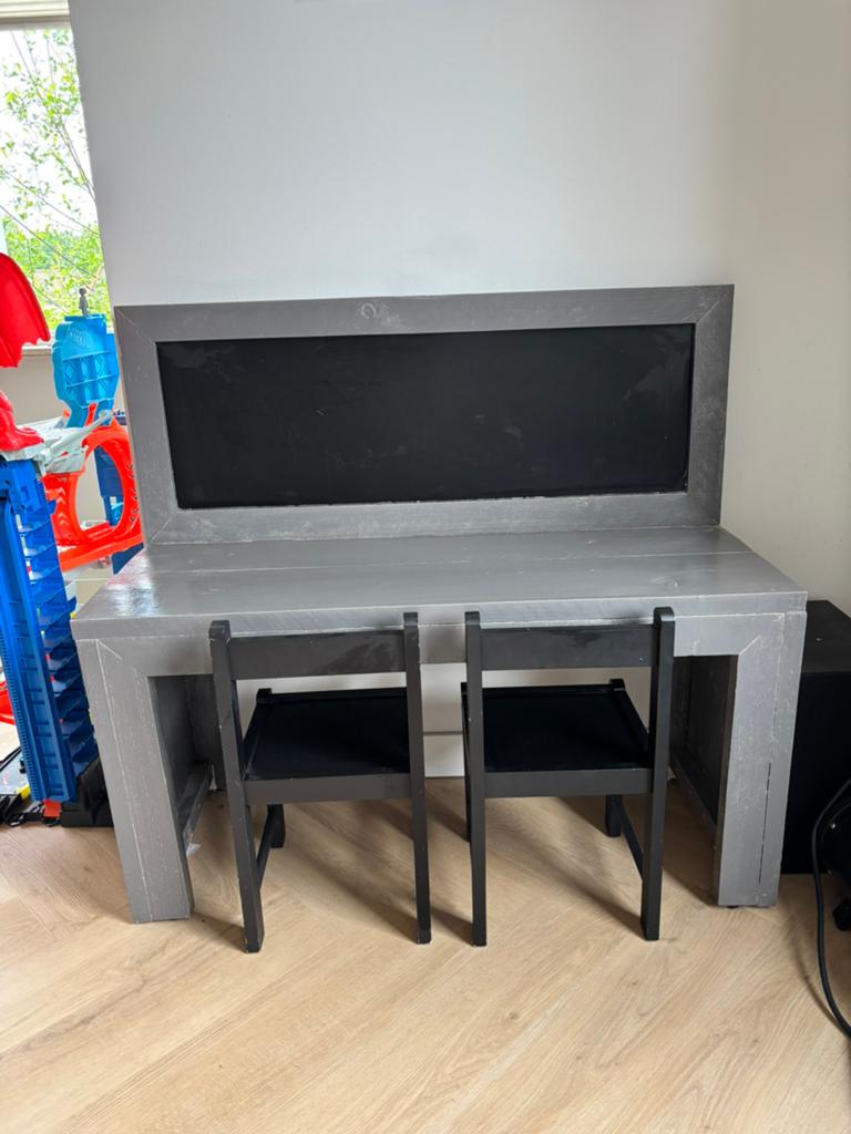 Steigerhouten speeltafel incl. 2 zwarte stoeltjes, Ophalen, Zo goed als nieuw