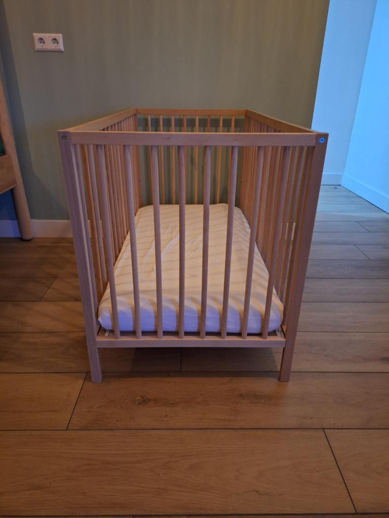 Babybedje Ikea, Kinderen en Baby's, Boxen, Ophalen of Verzenden, Zo goed als nieuw, Rechthoekig, In hoogte verstelbaar