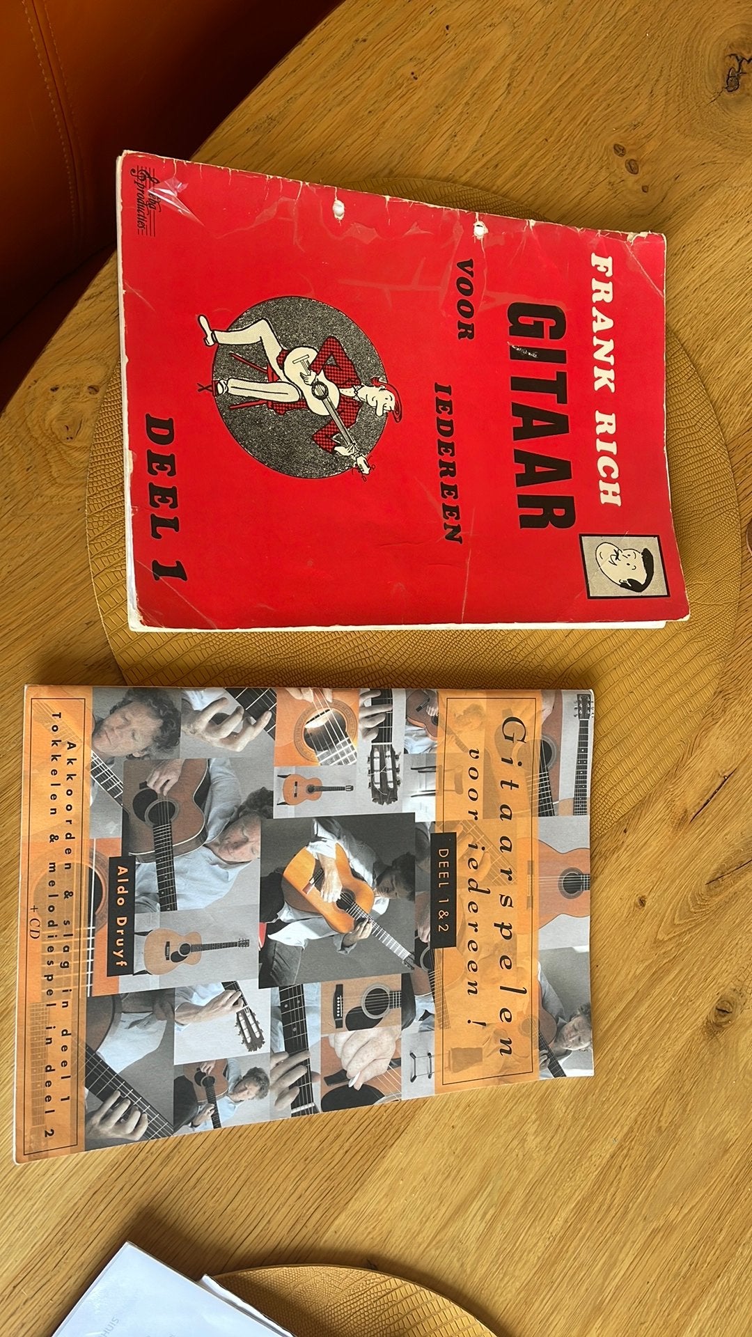 Twee boeken ivm leren gitaarspelen, Muziek en Instrumenten, Ophalen of Verzenden, Zo goed als nieuw