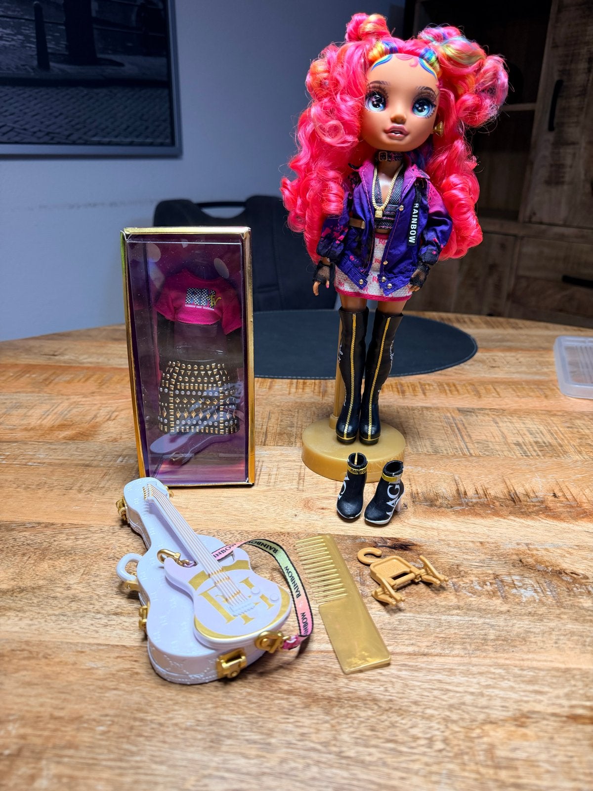 Rainbow High Rockstar Carmen Major modepop, Kinderen en Baby's, Speelgoed | Poppen, Ophalen, Zo goed als nieuw, Overige typen